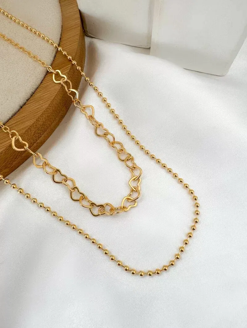 Colar Dois Fios Folheado a Ouro 18k Corações Vazados e Corrente de Esferas