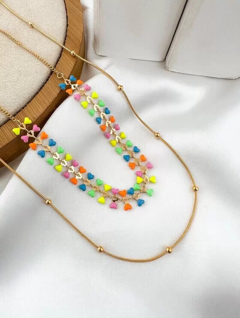 Colar Dois Fios Folheado a Ouro 18k Cordão Fino com Corações Resinados