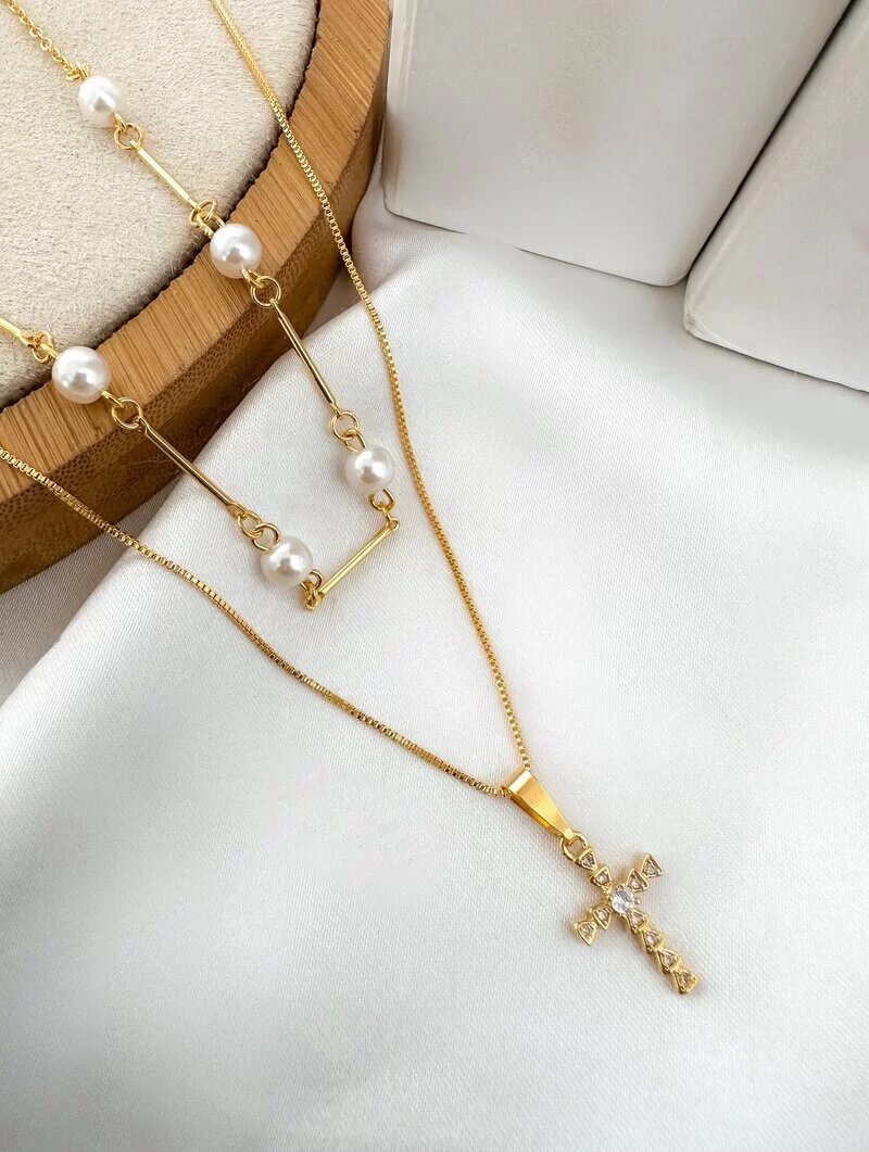 Colar Dois Fios Folheado a Ouro 18k Crucifixo Cravejado