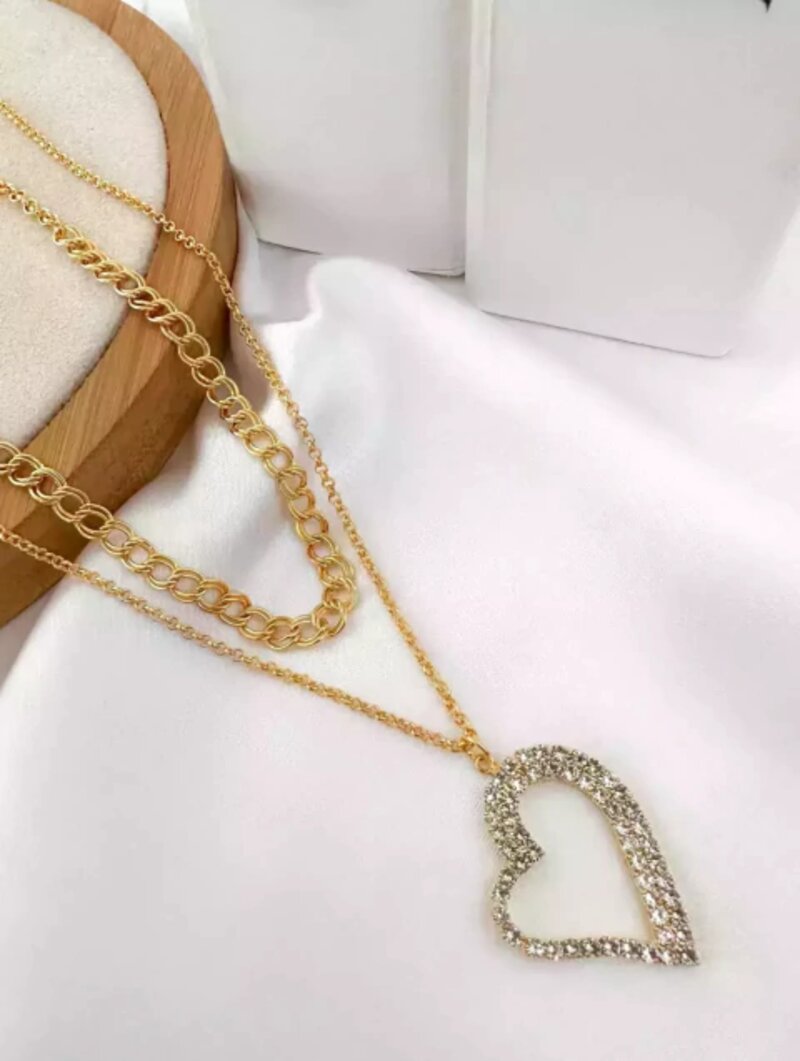 colar dois fios folheado a ouro 18k elos duplo com designer coração cravejado.
