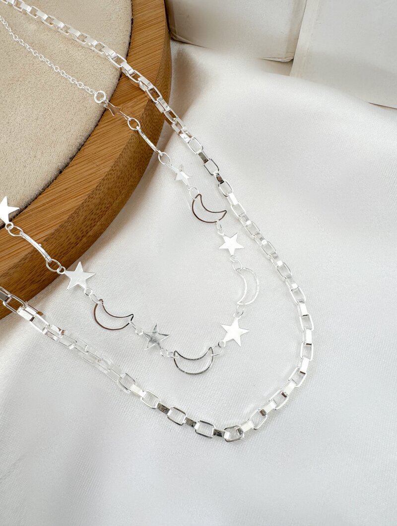Colar Dois Fios Folheado a Prata Elos Quadrados com Luas e Estrelas