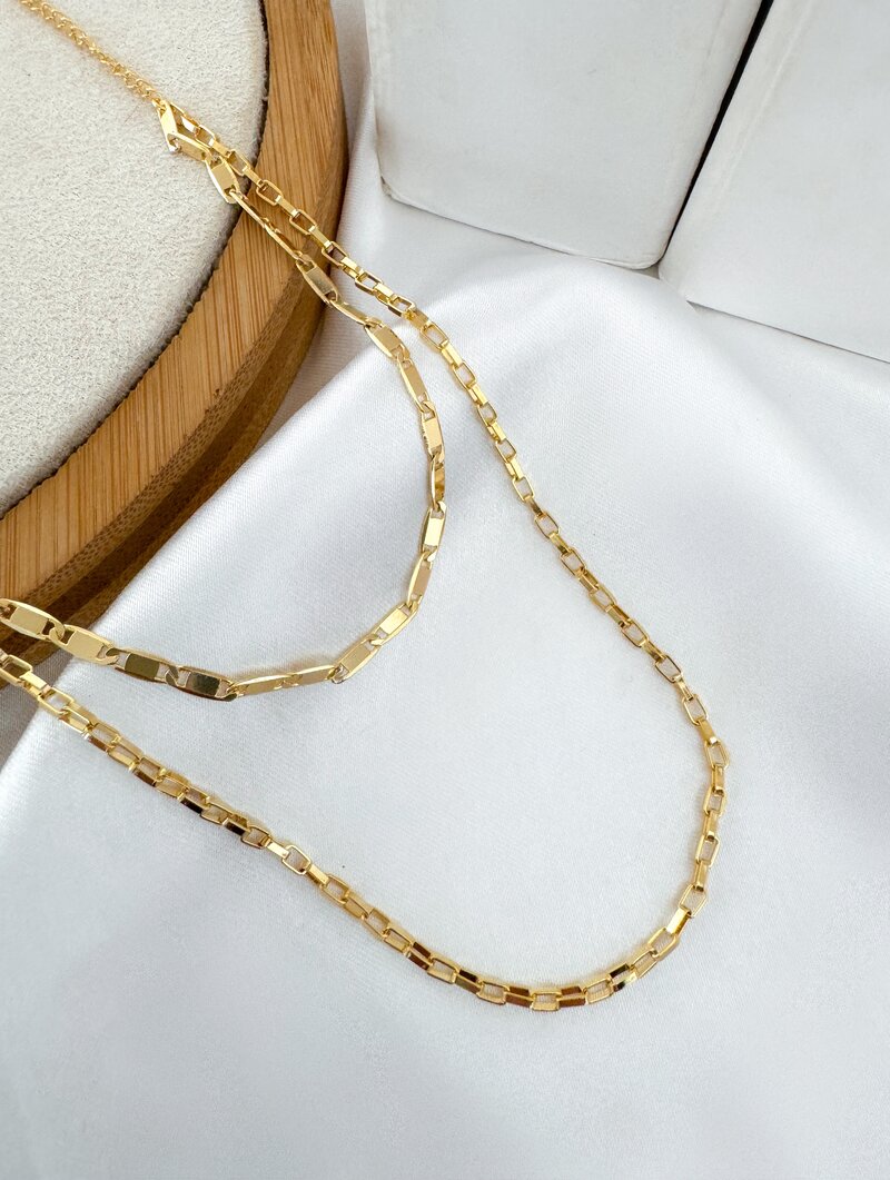 Colar Dupla Folheado a Ouro 18k Fita Laminada com Corações Piastrine com Elos Quadrados