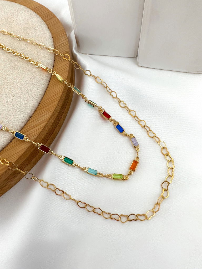 Colar duplo com cristais coloridos e coraçãozinho folheado a ouro 18k