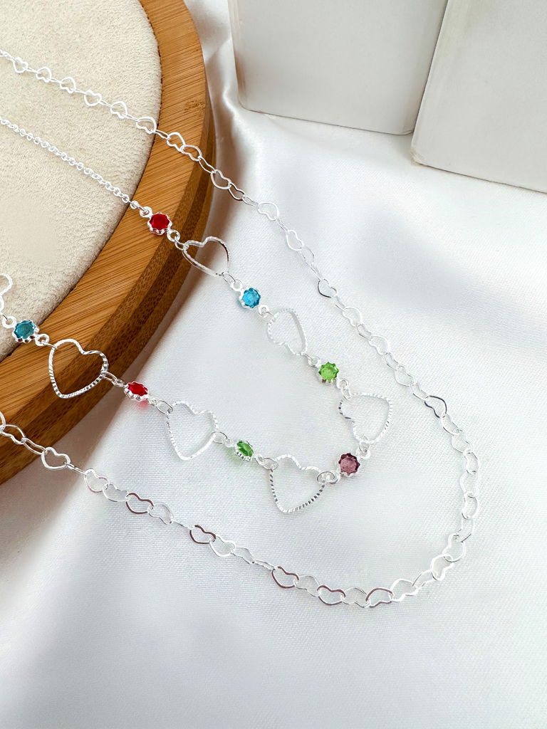 Colar duplo com cristais coloridos e corações folheado em prata 925