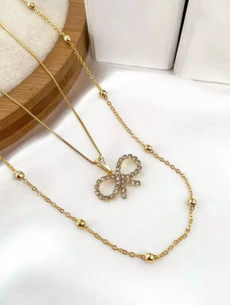 Colar duplo com laço com zircônia folheado a ouro.