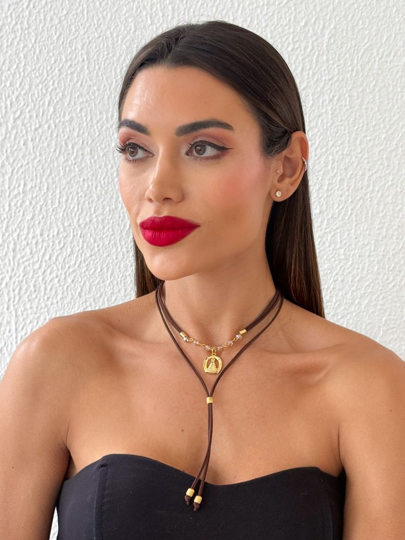 Colar Duplo Courinho Com Pingente Folheado a Ouro 18k Nossa Senhora e Cristais