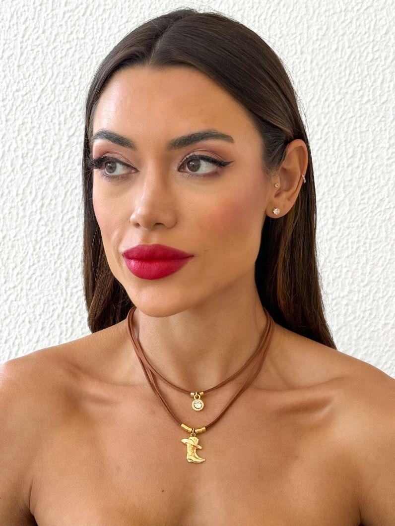 Colar Duplo Courinho Folheado a Ouro 18k Ponto de Luz Com Pingente Bota