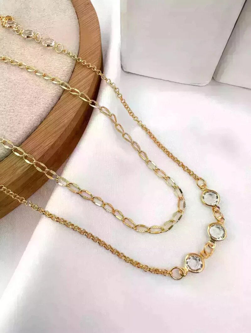 Colar duplo folheado a ouro 18k com cristais.