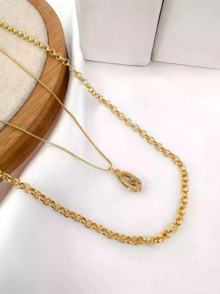 Colar duplo folheado a ouro 18k com ponto de zircônia.