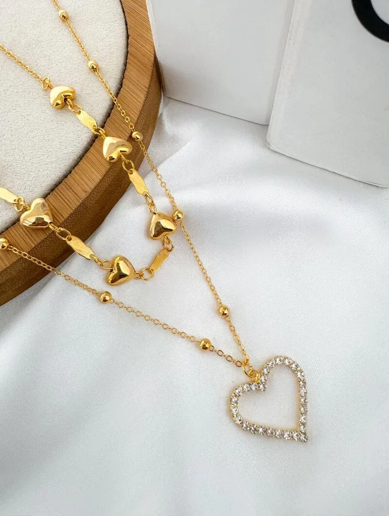 Colar Duplo Folheado a Ouro 18k Corações Lisos com Esferas e Coração Cravejados