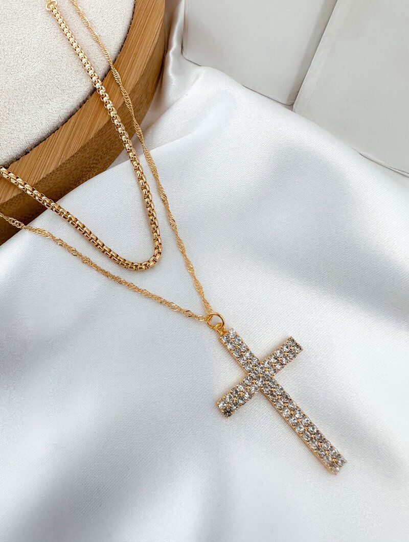 Colar Duplo Folheado a Ouro 18k Corrente Quadrada e Crucifixo Cravejado