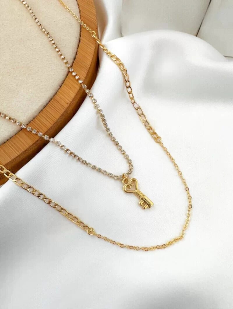 Colar duplo folheado a ouro 18k de strass com chave secreta.