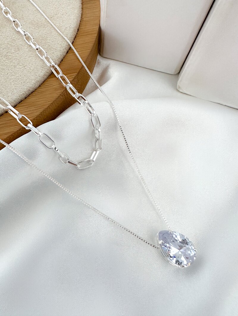 Colar Duplo Folheado a Ouro 18k e Prata 925 Elos com Corrente Fina e Gota de Zircônia