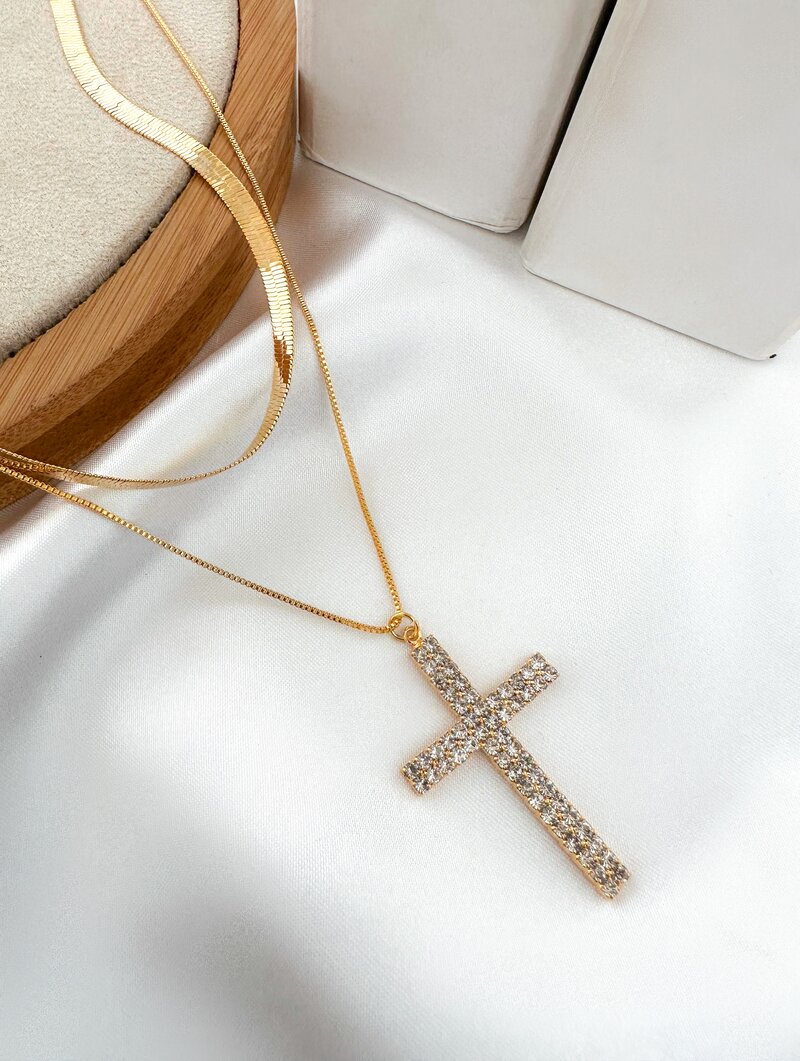 Colar Duplo Folheado a Ouro 18k e Prata 925 Fita Laminada com Crucifixo Cravejado