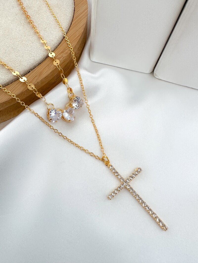 Colar Duplo Folheado a Ouro 18k e Prata Corações de Zircônia com Crucifixo Cravejado