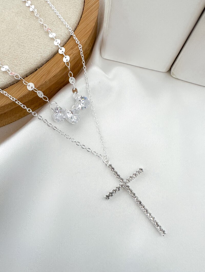 Colar Duplo Folheado a Ouro 18k e Prata Corações de Zircônia com Crucifixo Cravejado