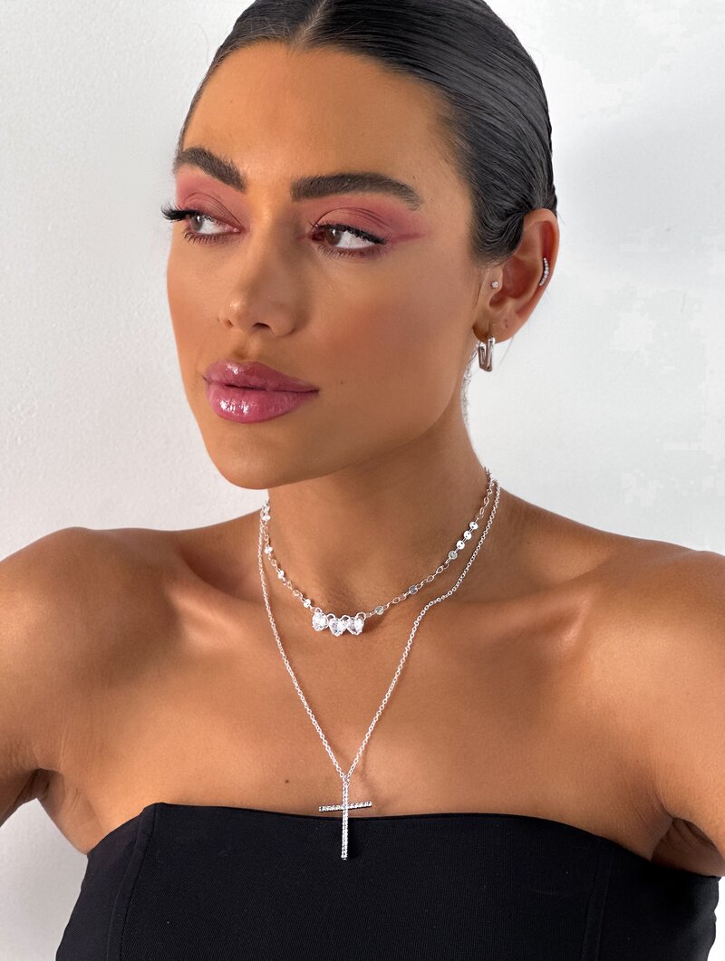 Colar Duplo Folheado a Ouro 18k e Prata Corações de Zircônia com Crucifixo Cravejado