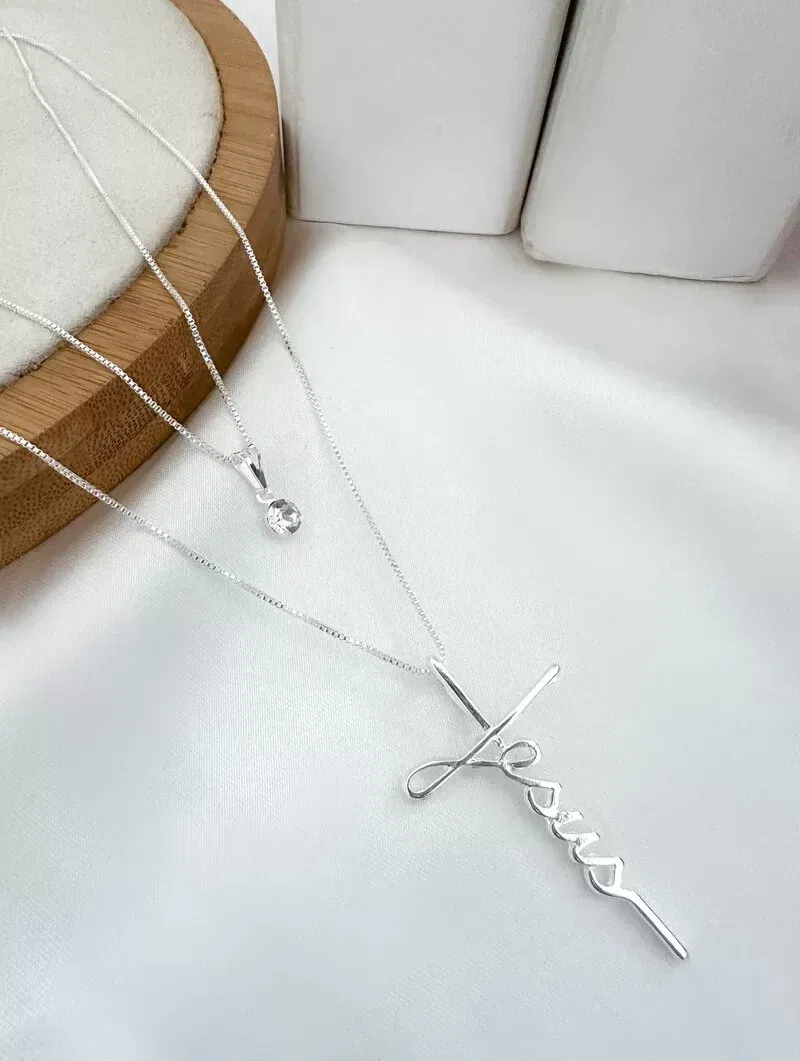Colar Duplo Folheado a Ouro 18k e Prata Ponto de Luz com Pingente JESUS