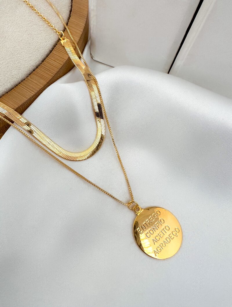 Colar Duplo Folheado a Ouro 18k Fita Laminada com Pingente Mantra