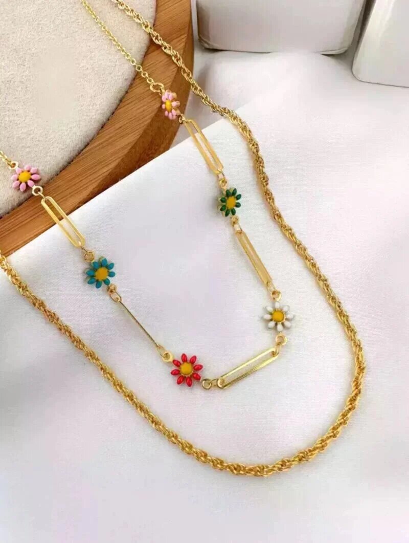 colar duplo folheado a ouro 18k mini margaridas coloridas.