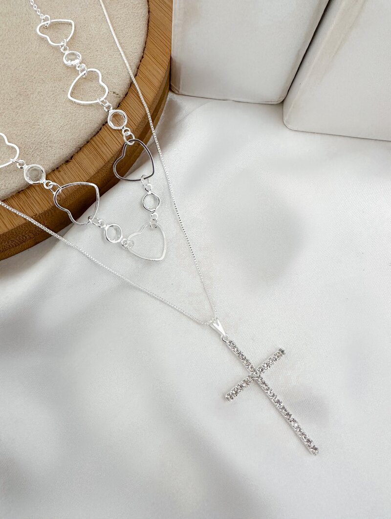 Colar Duplo Folheado a Prata 925 Corações Vazados com Pingente Crucifixo