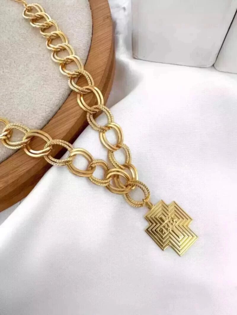Colar elo duplo com pingente de crucifixo com designer folheado a ouro 18k e prata 925.