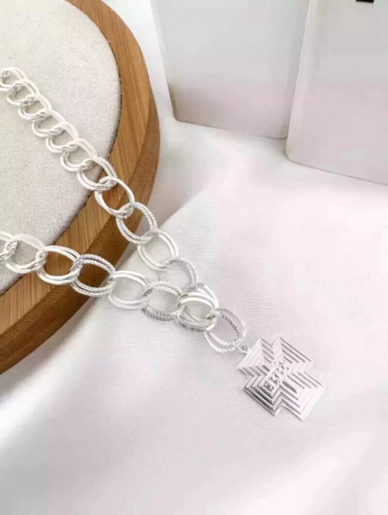 Colar elo duplo com pingente de crucifixo com designer folheado a ouro 18k e prata 925.