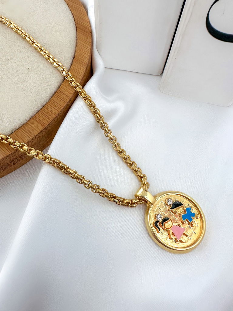 Colar elo português folheado a ouro 18k com pingente criança