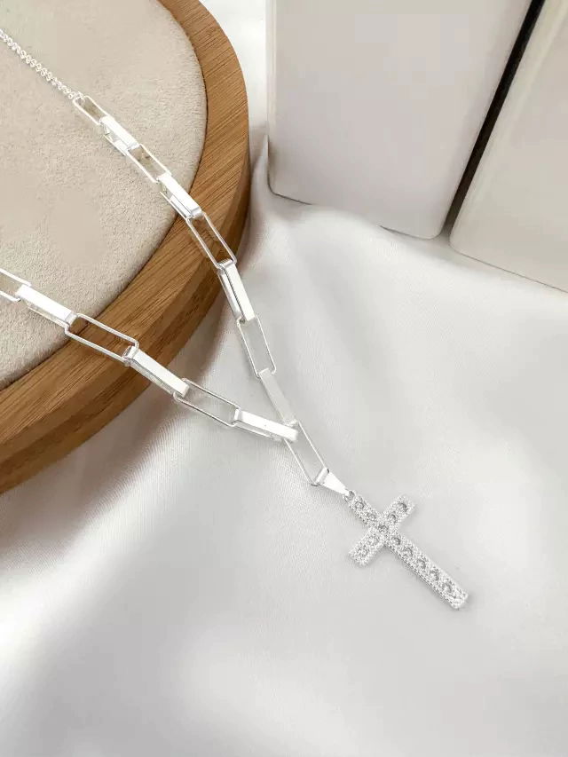 Colar Elo Quadrado Com Pingente De Crucifixo Com Cristais Folheado.