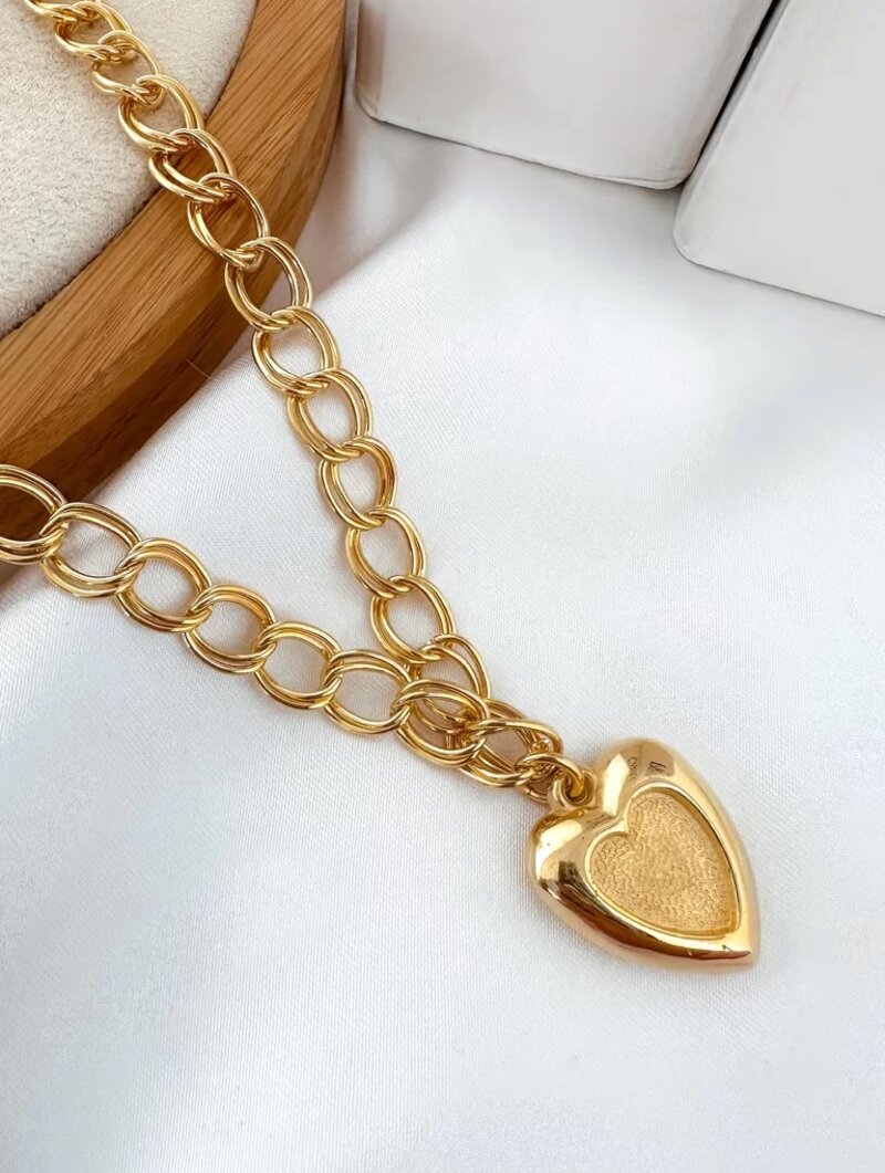 Colar elos duplo com pingente de coração trabalhado folheado a ouro 18k e prata 925.