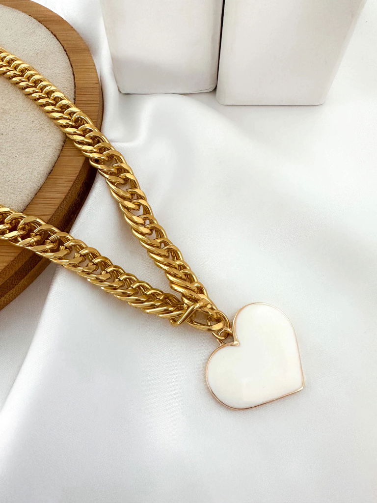 Colar elos folheado a ouro 18k com coração esmaltado.
