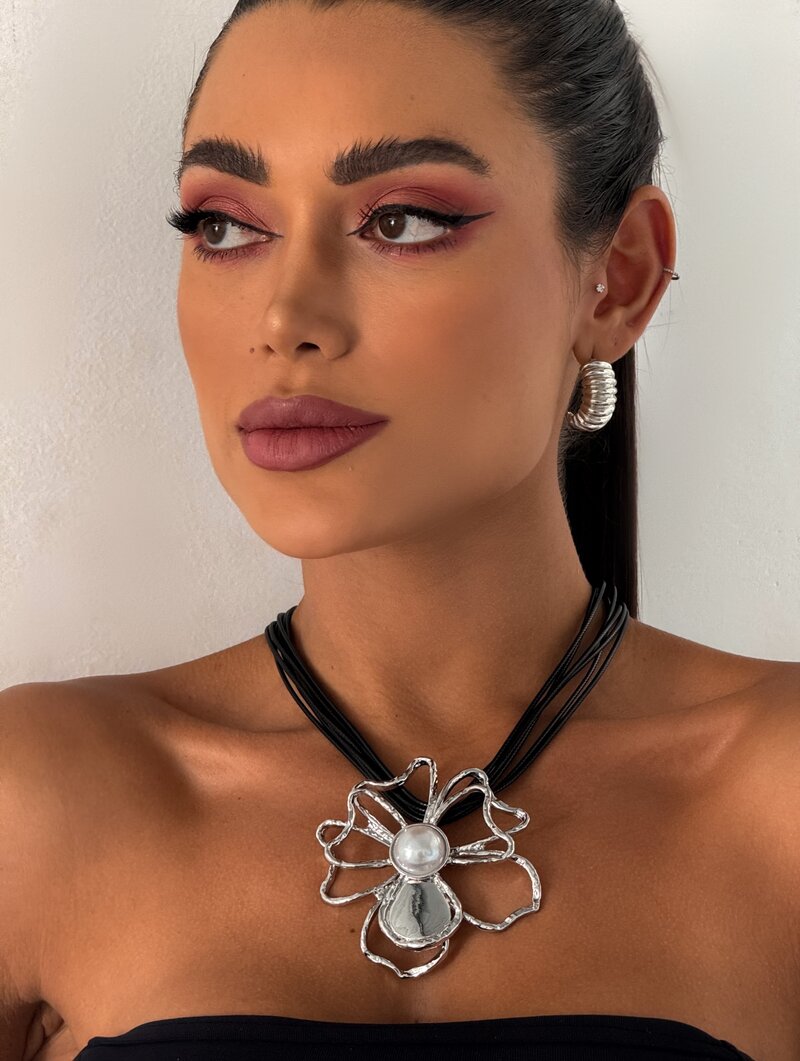 Colar Fios com Pingente Maxi Flor Folheada a Ouro 18k e Prata com Pérola