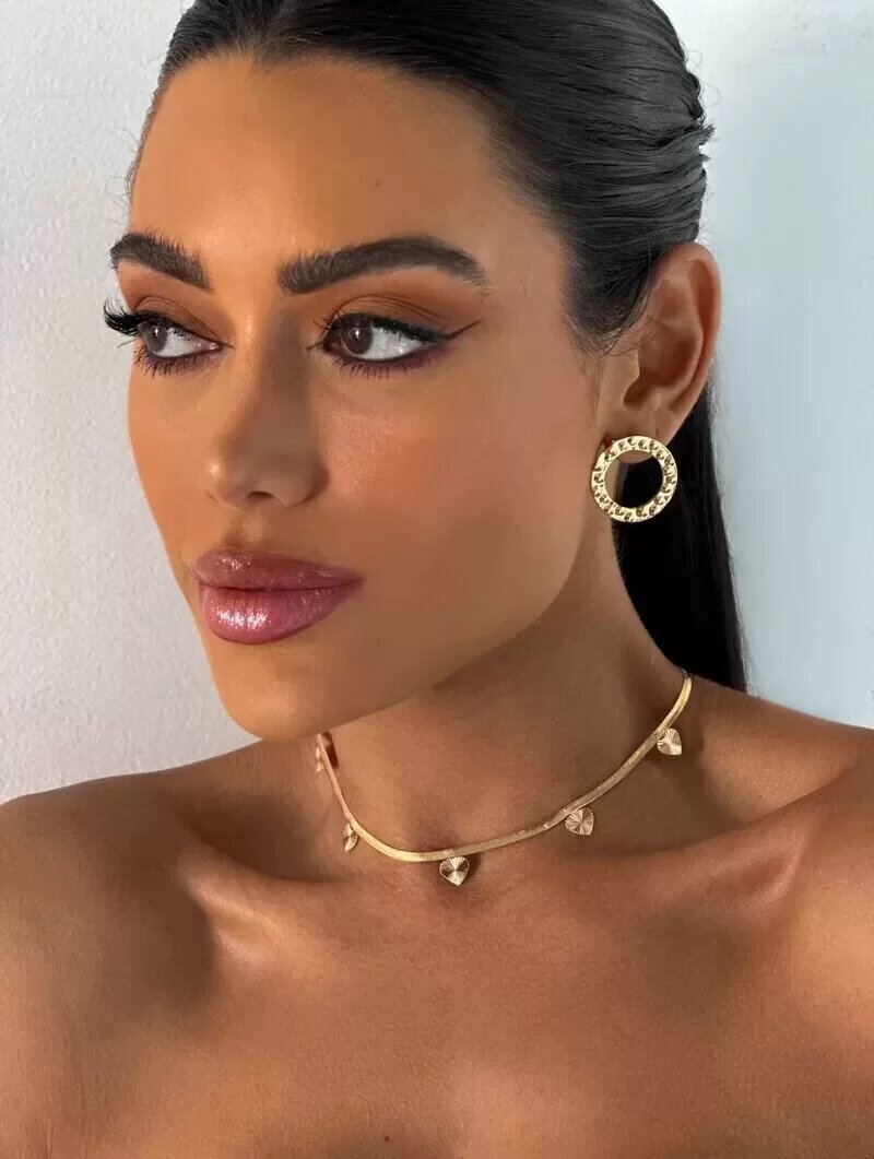 Colar fita laminada com coração detalhado folheado a ouro 18k e prata 925.