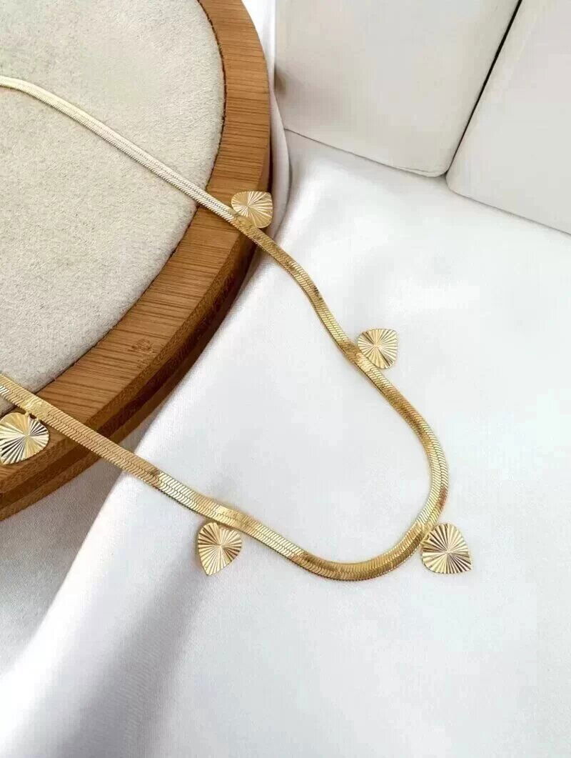 Colar fita laminada com coração detalhado folheado a ouro 18k e prata 925.