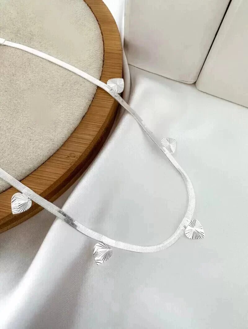 Colar fita laminada com coração detalhado folheado a ouro 18k e prata 925.