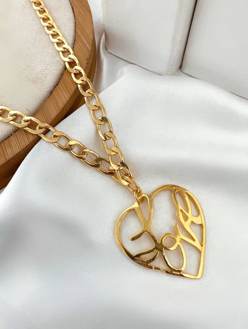 Colar folheada a ouro 18k correntaria com coração love.