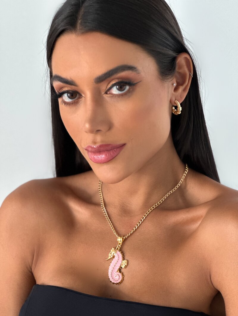 Colar Folheado a Ouro 18K Cavalo Marinho Resinado