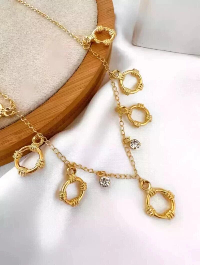 Colar folheado a ouro 18k com esfera vazada.