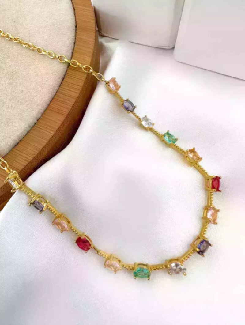 COLAR FOLHEADO A OURO 18K COM PEDRAS EM ZIRCÔNIA.