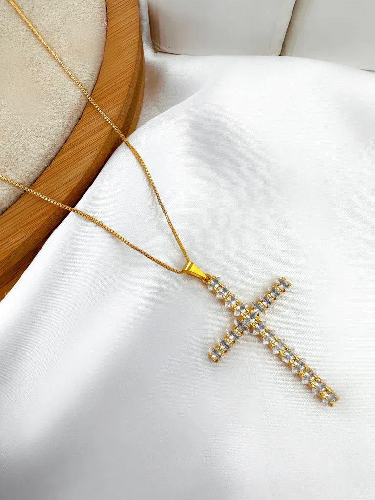 Colar folheado a ouro 18k com pingente de cruz de zircônia.