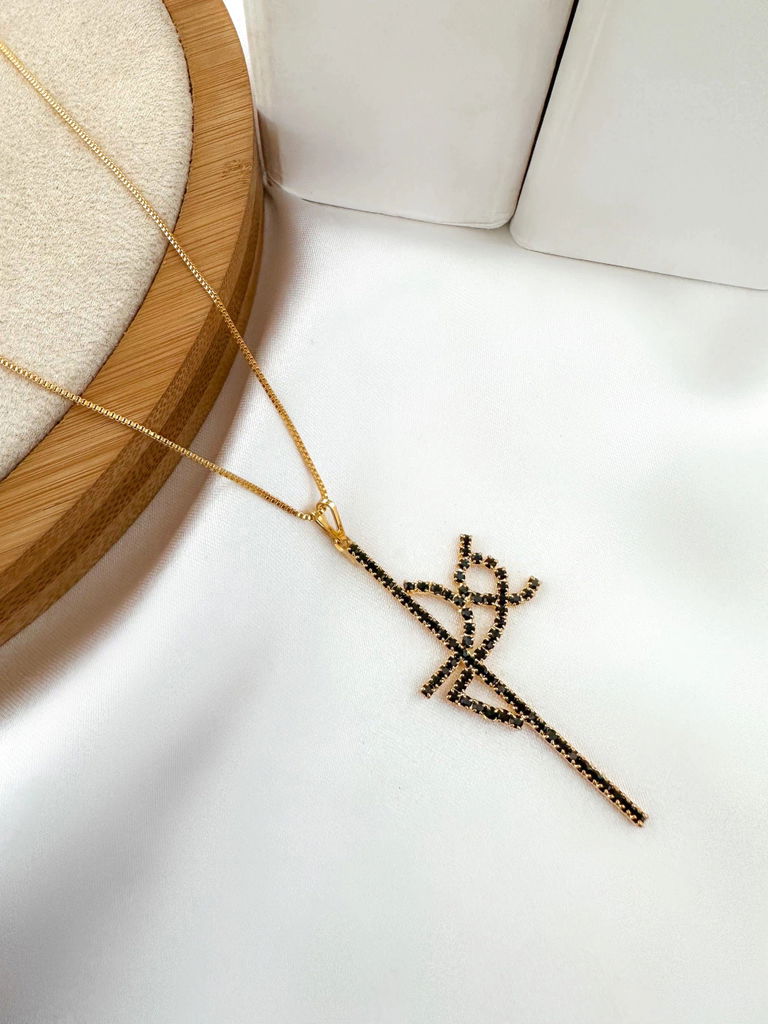 Colar folheado a ouro 18k com pingente fé micro zircônias.