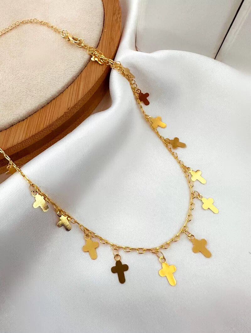 COLAR FOLHEADO A OURO 18K COM PINGENTES DE CRUCIFIXOS