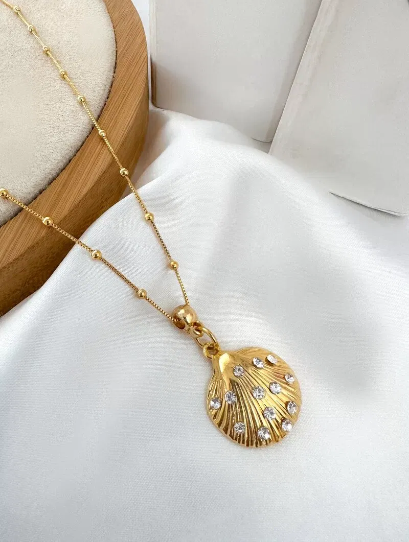 Colar Folheado a Ouro 18K Concha Cravejada