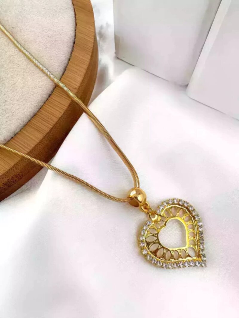 COLAR FOLHEADO A OURO 18K CORAÇÃO VAZADO TRABALHADO COM MICRO ZIRCÔNIAS.