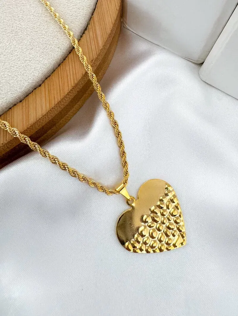 Colar Folheado a Ouro 18k Cordão Baiano com Coração Detalhe Martelado