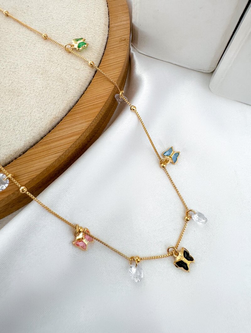 Colar Folheado a Ouro 18k Cordão Fino Com Borboletas Coloridas