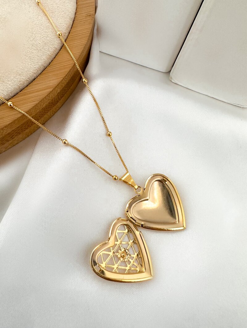 Colar Folheado a Ouro 18k Cordão Fino com Coração Relicário
