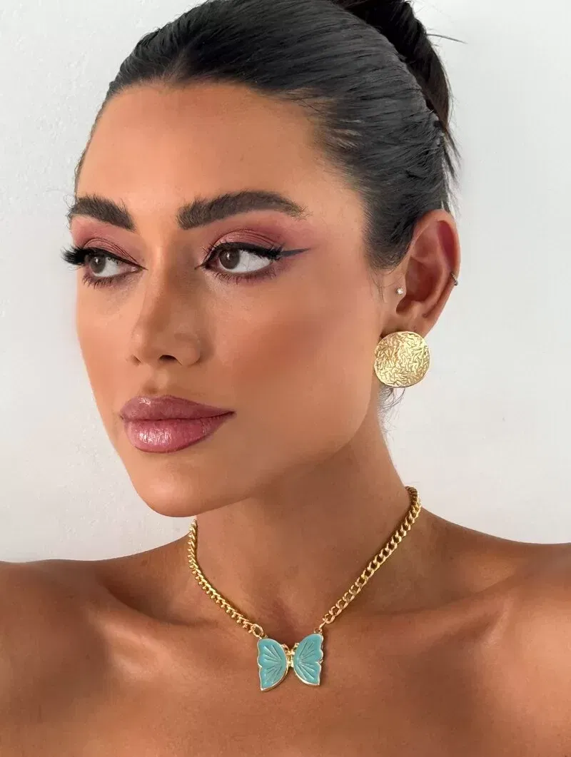 Colar Folheado a Ouro 18k Correntaria com Borboleta Resinada