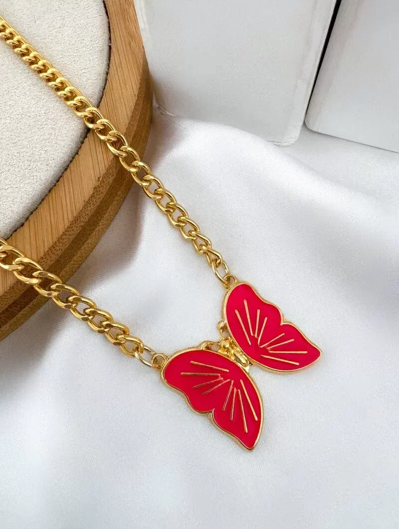 Colar Folheado a Ouro 18k Correntaria com Borboleta Resinada