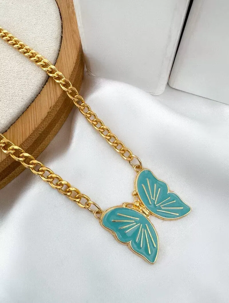 Colar Folheado a Ouro 18k Correntaria com Borboleta Resinada